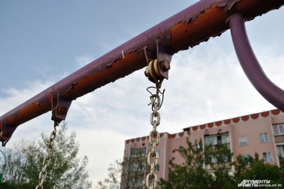    7-летний школьник лишился половины пальца на качели в Петербурге