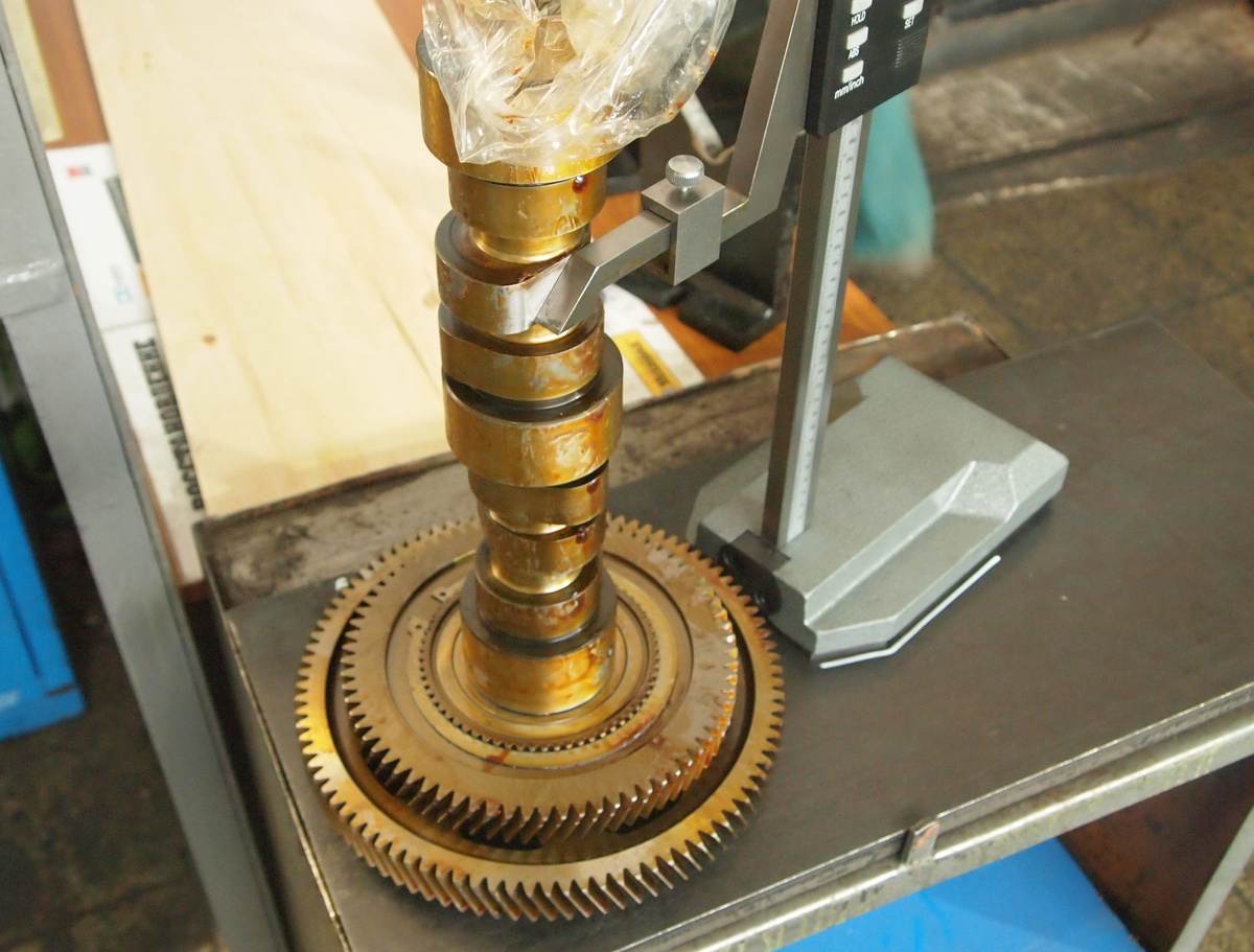 Фото 2. Распределительный вал и щуп штангенрейсмаса на плоской поверхности кулчка.