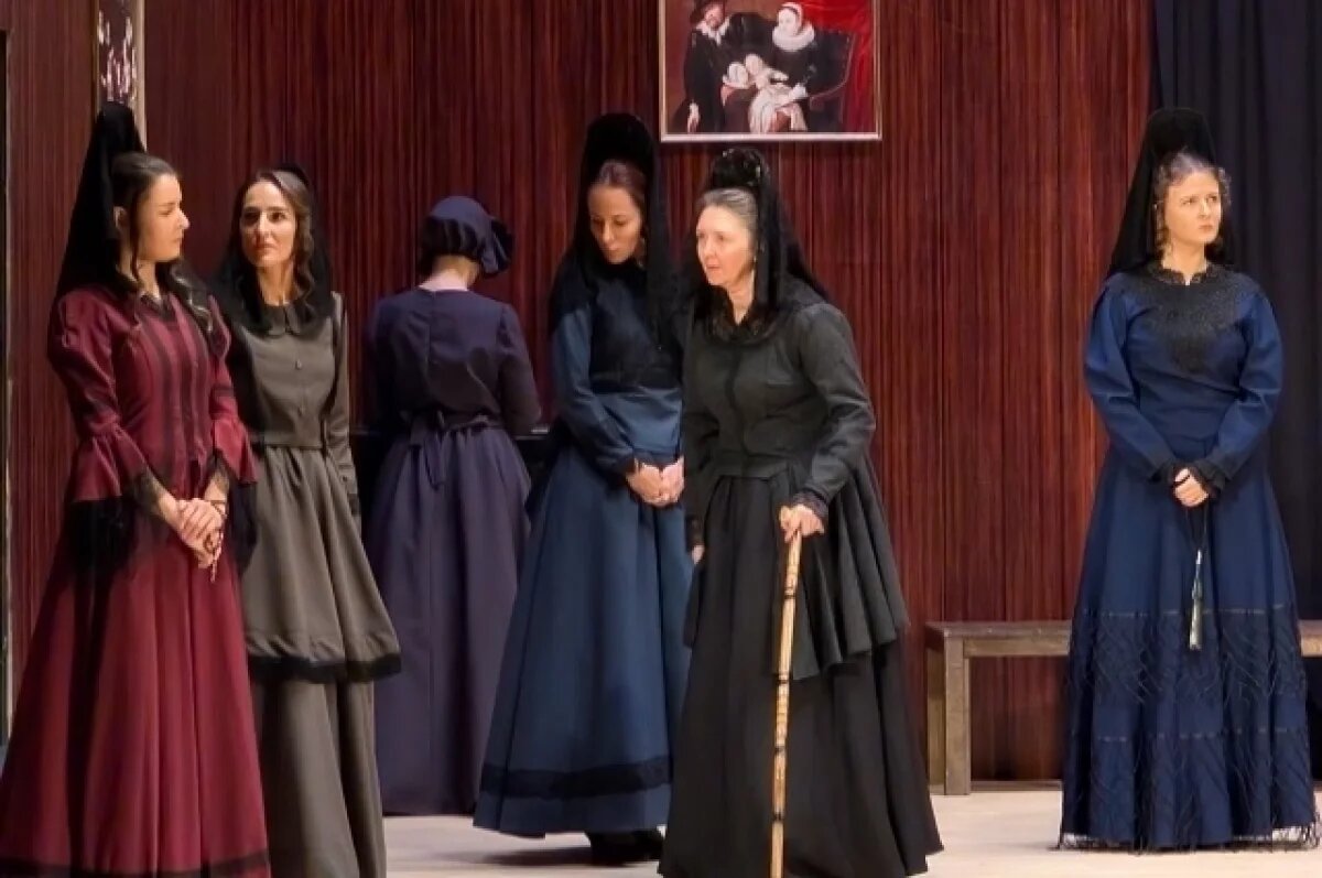    Бернарда Альба держит дочерей в ежовых рукавицах, и это приводит к трагическому финалу.