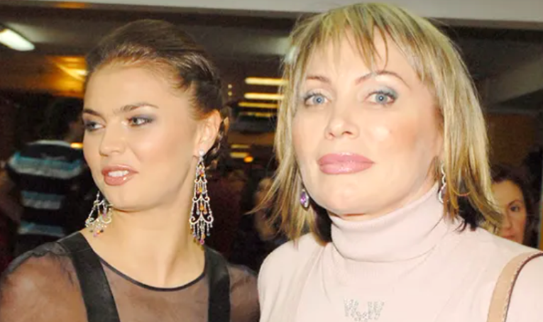 на фото Алина Кабаева с мамой