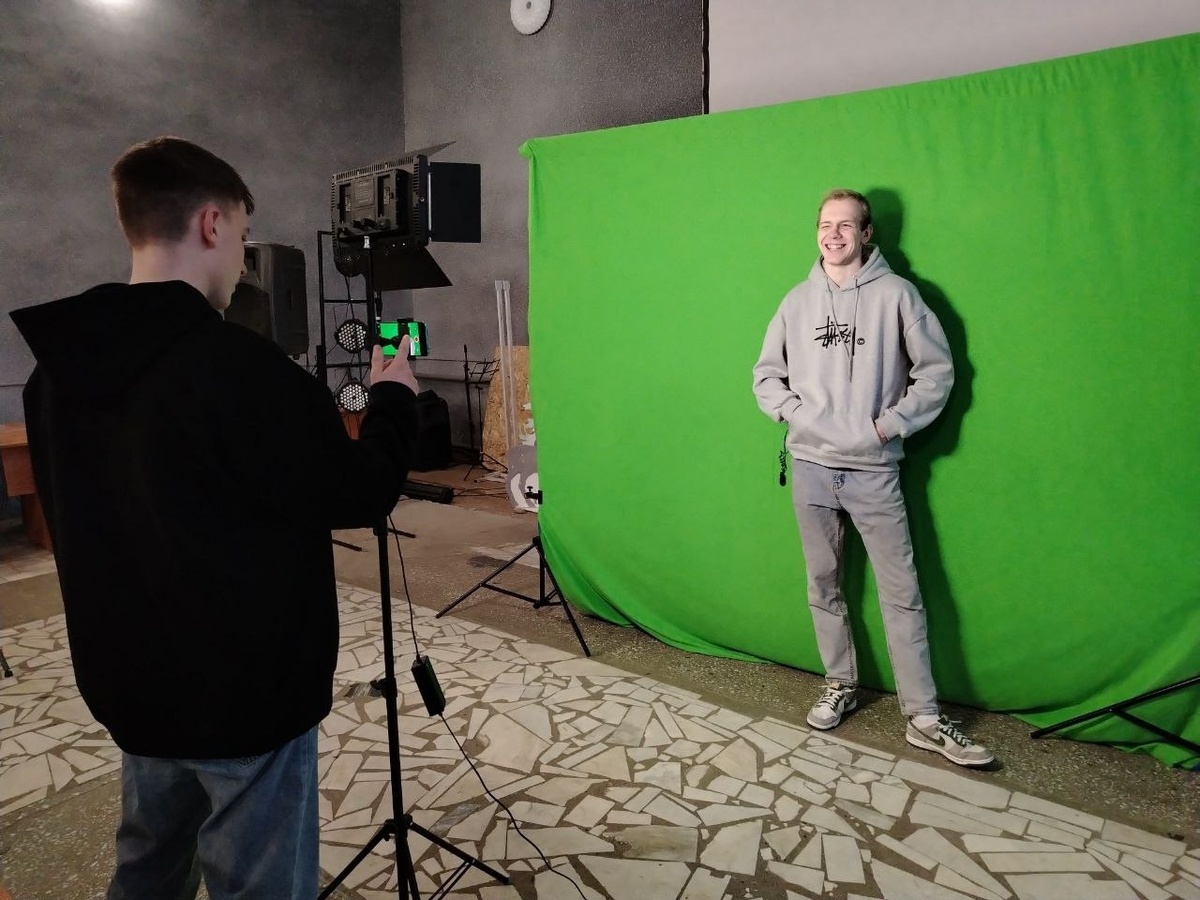 Недавно в клубе "Папарацци" появился хромакей. На фото (слева-направо): Максим Беляев, Дмитрий Белолипецкий. /Фото из архива клуба "Папарацци"
