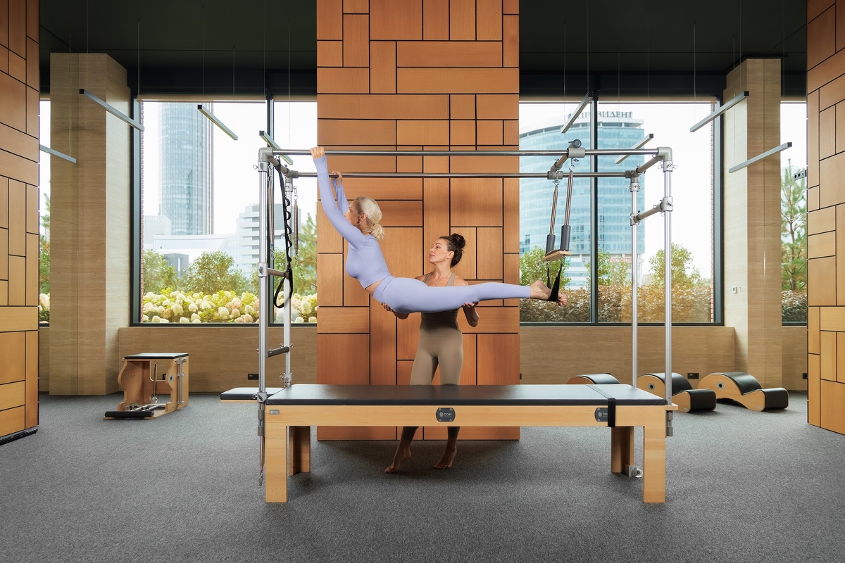 Индивидуальная тренировка по пилатесу на «Кадиллаке» (столе-трапеции) в студии Pilates RCC