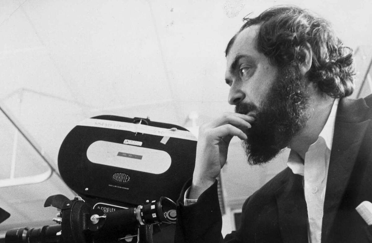 Стэ́нли Ку́брик (англ. Stanley Kubrick [ˈkuːbrɪk]; 26 июля 1928, Манхэттен, США — 7 марта 1999, Хартфордшир, Великобритания) — американский и британский кинорежиссёр, сценарист, кинопродюсер, кинооператор и фотограф. Считается одним из величайших режиссёров всех времён. В 1971 году, Кубрик уехал из США в Великобританию и больше в Америке не появлялся.  Долгие годы режиссер вёл затворническую жизнь, опасаясь убийства. По сообщению английской газеты «Сан», режиссёр «боялся быть убитым американскими спецслужбами по примеру других участников телеобеспечения лунной афёры США». По утверждению британских журналистов, сотрудники Агентства национальной безопасности США первый раз пытались убить Кубрика еще в 1979 году.