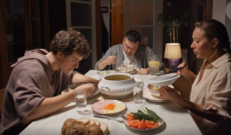 Кадр из сериала "Моя чужая семья" (2025)