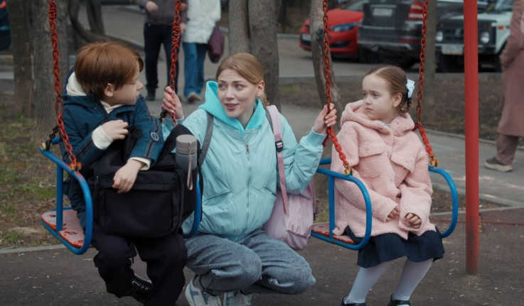 Кадр из сериала "Ведь мы семья" (2025)