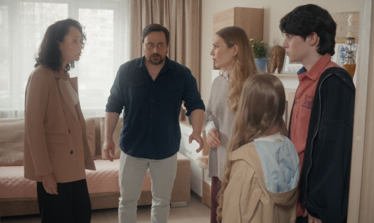 Кадр из сериала "Ведь мы семья" (2025)