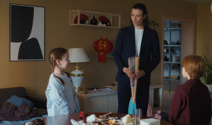 Кадр из сериала "Ведь мы семья" (2025)