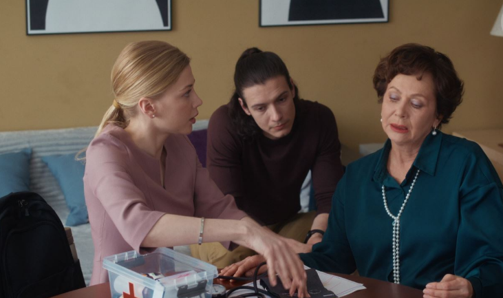 Кадр из сериала "Ведь мы семья" (2025)