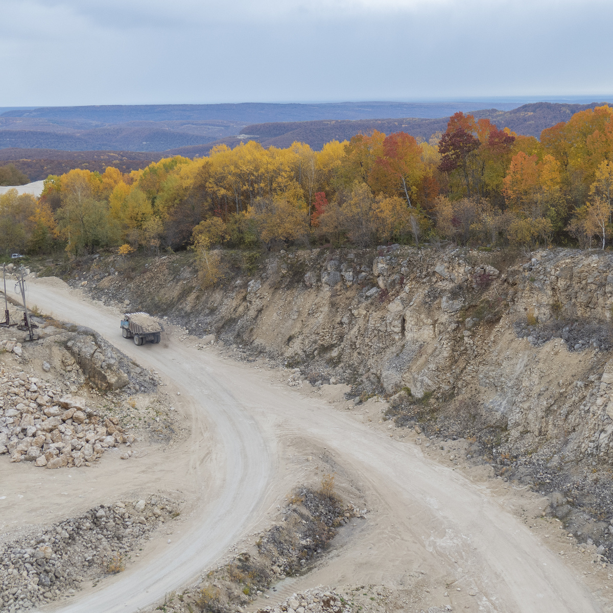 Известняковый карьер на хребте Унакоз, его нужно обойти по краю.