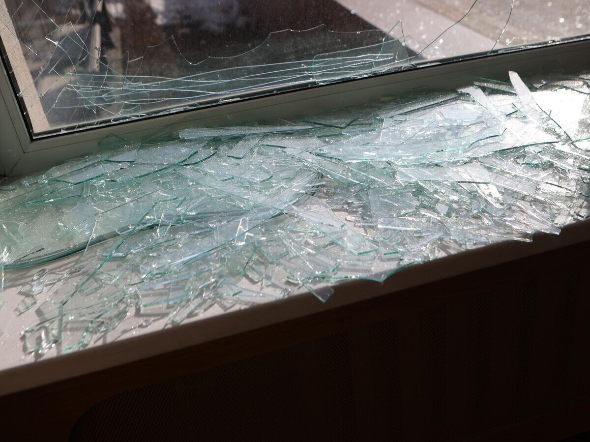    Разбитое окно в здании мэрии Белгорода в результате атаки украинского беспилотника© РИА Новости / Таисия Лисковец