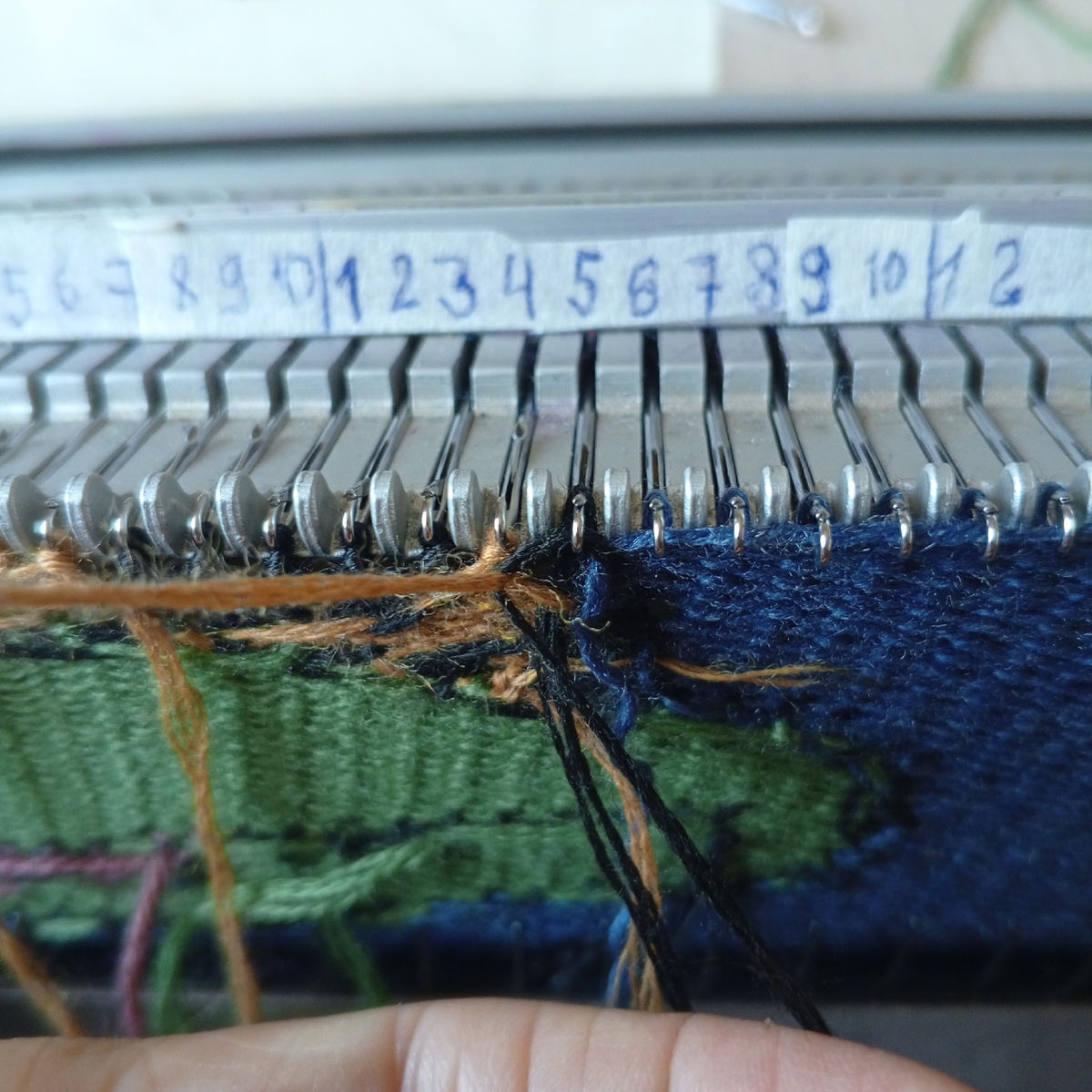 Перехлёст черной и рыжей нити