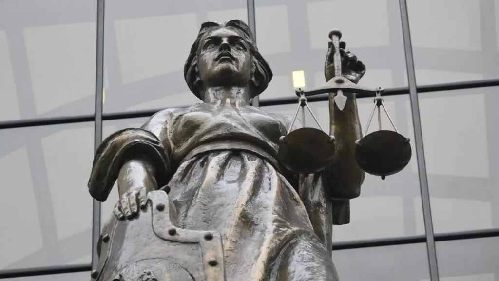     Статуя Фемиды у здания Верховного суда России Источник: ria.ru Автор фото: Илья Питалев