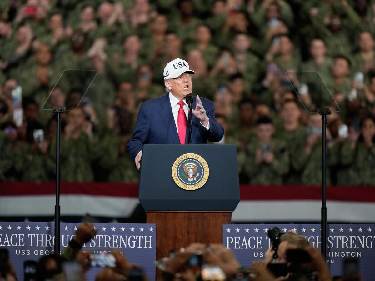    Президент США Дональд Трамп во вермя выступления перед военнослужащими на авианосце USS George Washington на американской базе ВМС в Японии© AP Photo / Eugene Hoshiko