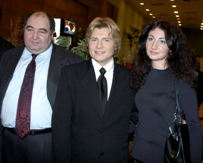 на фото Николай Басков с женой и тестем