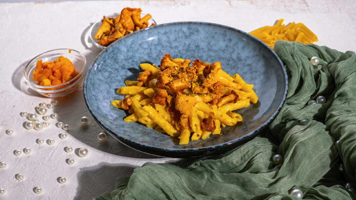 Пеннете с лисичками и кремом из тыквы