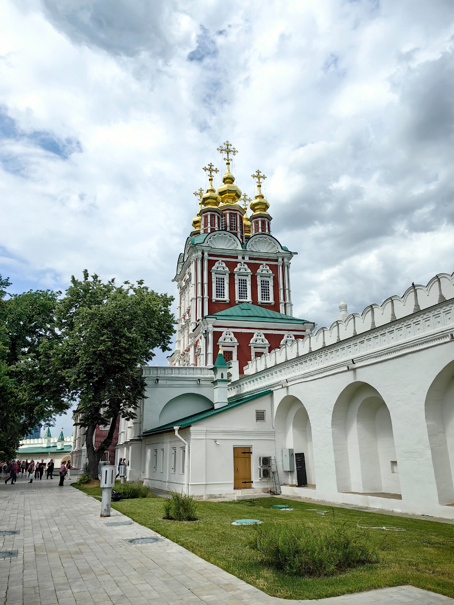 Надвратная Преображенская церковь