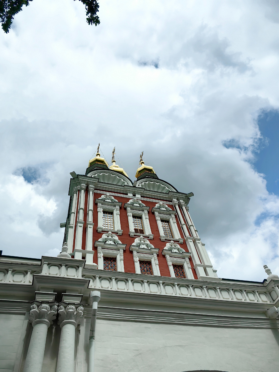 Надвратная Преображенская церковь