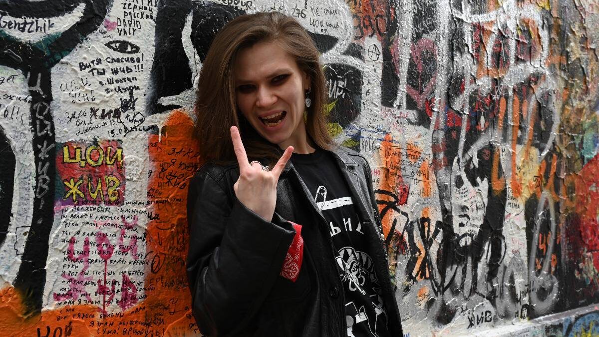    Фанатка группы «Король и Шут» Ирина Михайловская у Стены Цоя. Здесь часто собираются панки столицы / Фото: Анатолий Цымбалюк / Вечерняя Москва