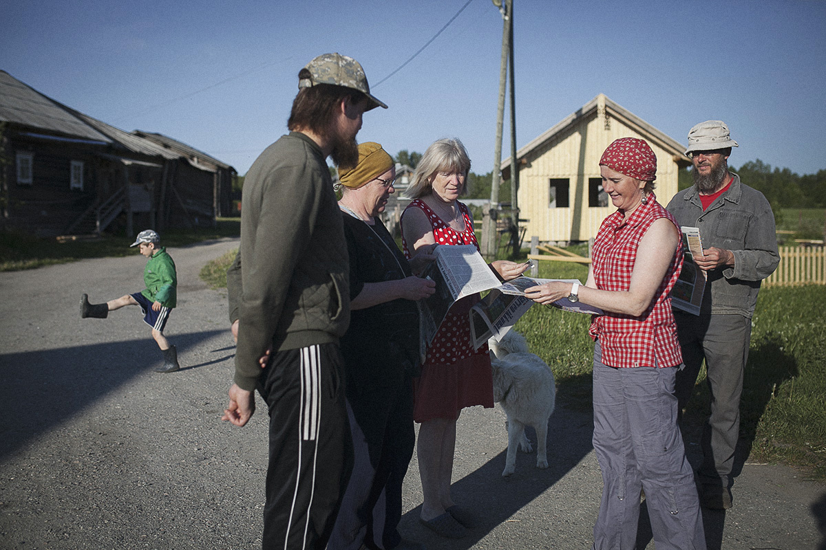 Наташа привезла свежий номер газеты в Кинерму. Жители деревни вышли, чтобы купить газету
Фото: Дарья Асланян для ТД