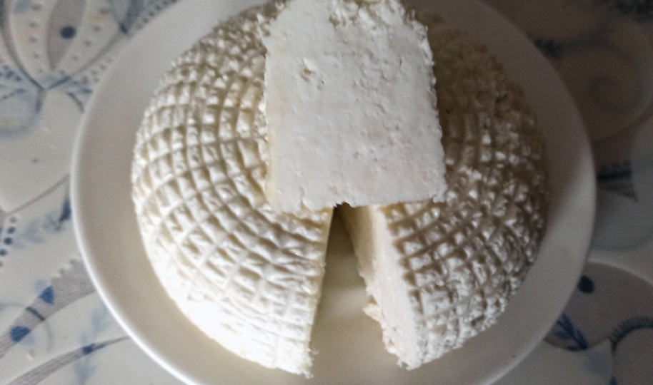 Сыр Адыгейский - попробуйте сделать сами. Вам понравится!