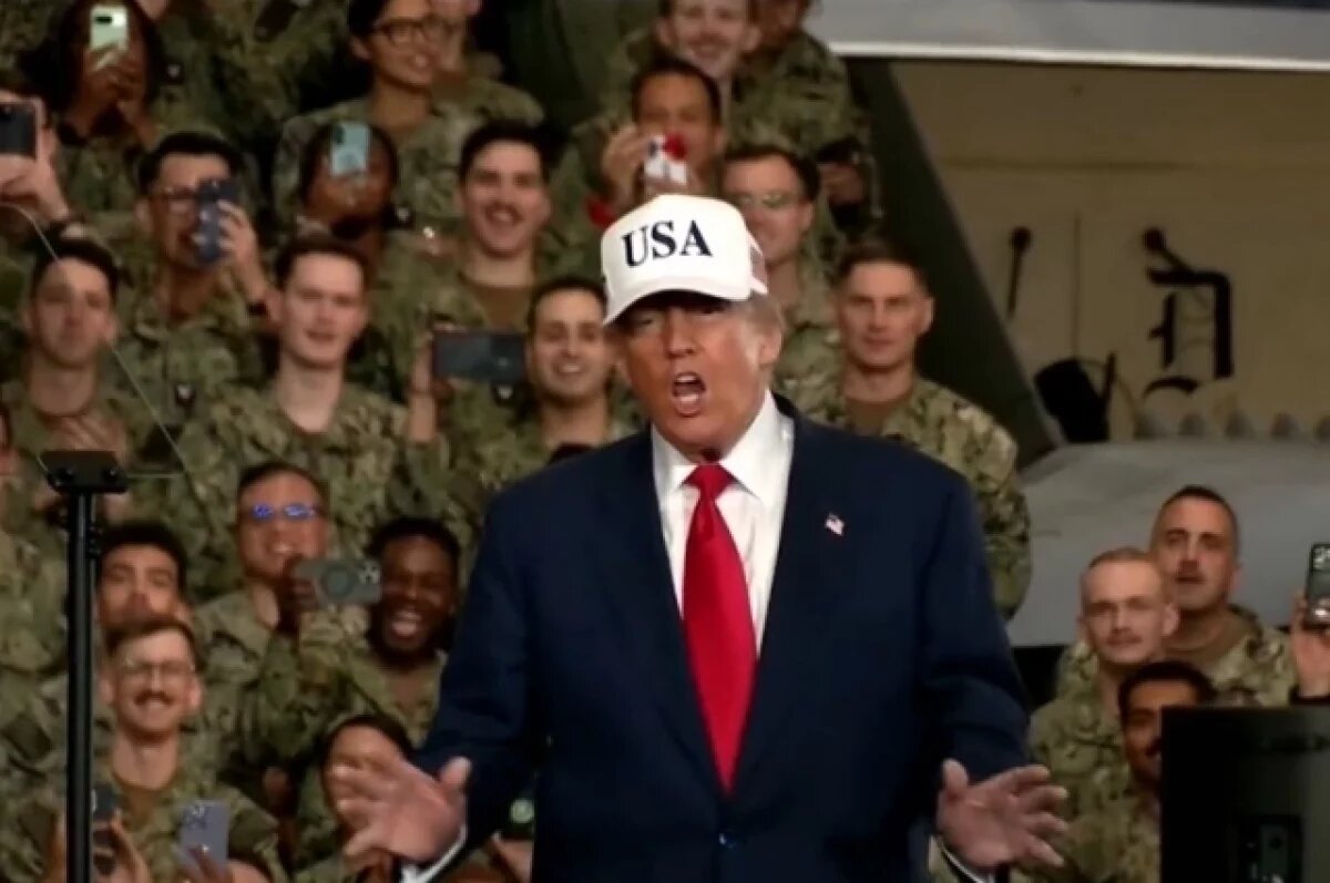    Трамп станцевал под «Боже, благослови США» на атомном авианосце