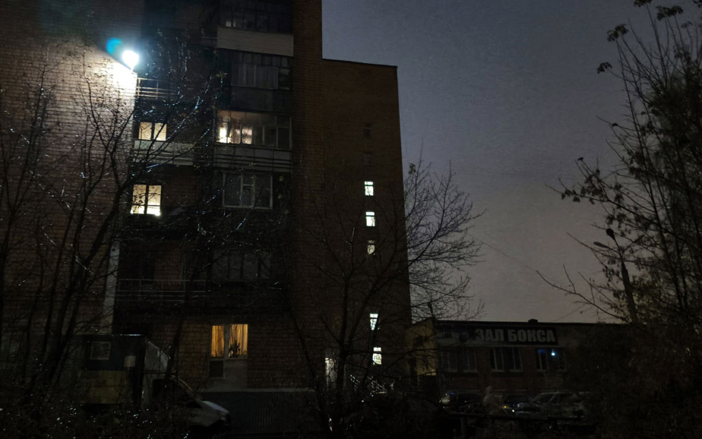  Темный участок между спортивным комплексом «Торпедо» и школой № 52. Фото: Дана Солнцева