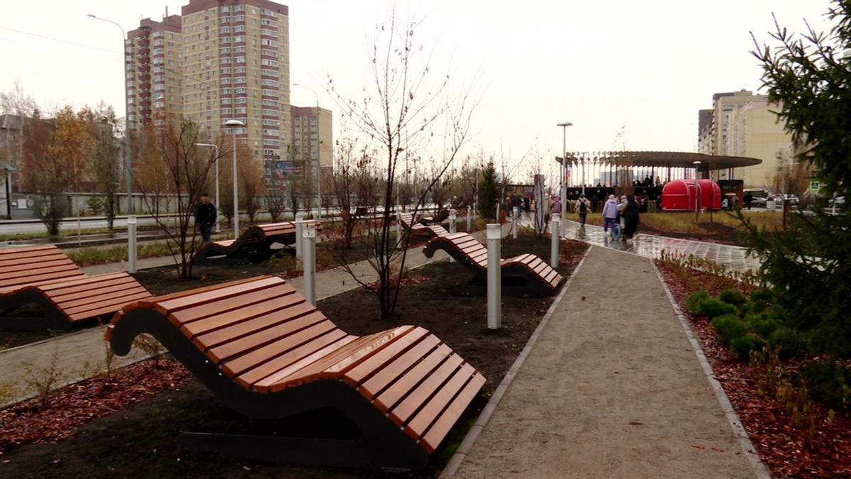 Лежаки в зоне отдыха напоминают волны