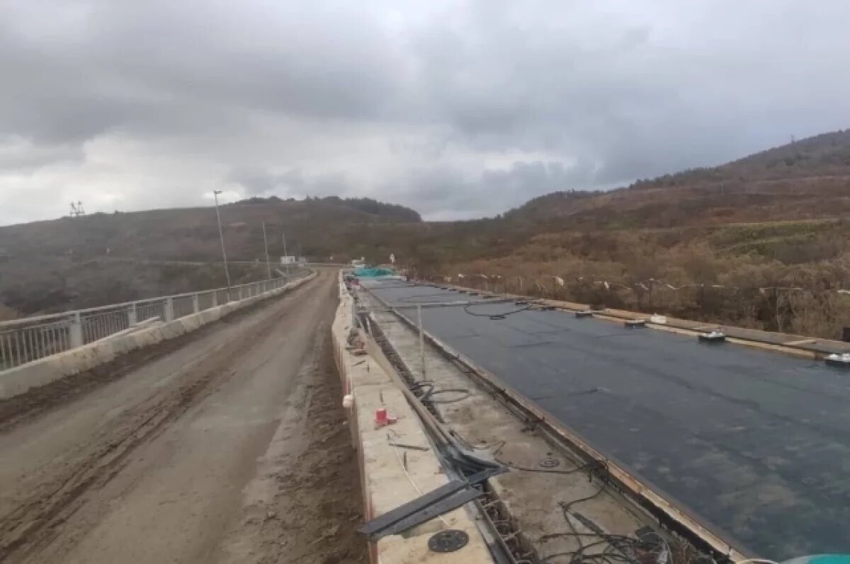    На мосту через реку Новоселку на Сахалине начали выравнивать покрытие