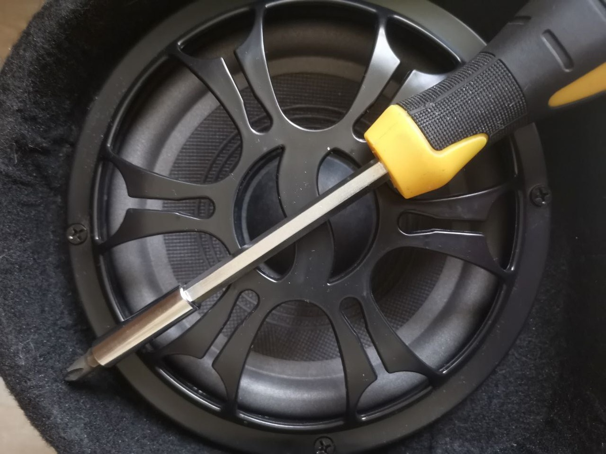 Откручиваем 4 самореза крепления пластиковой защитной решётки