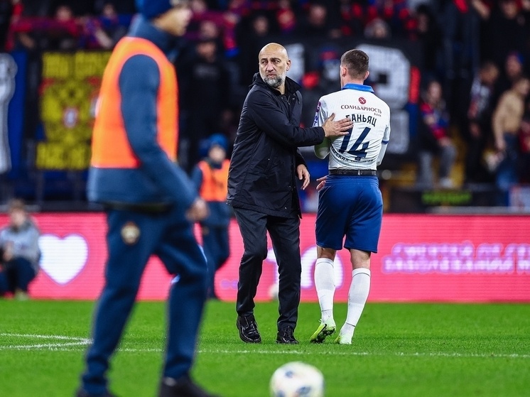     Магомед Адиев и полузащитник волжан Михайло Баньяц после матча с ЦСКА. Фото: Виктор Лунченко/ПФК «Крылья Советов»