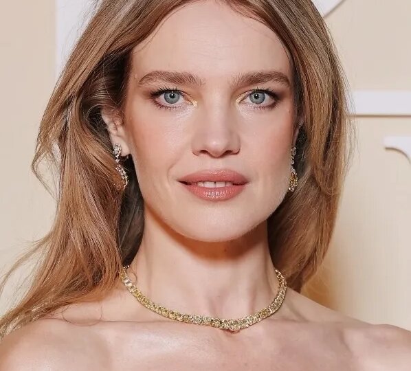 Наталья Водянова в золотом платье и бриллиантах посетила светское мероприятие в Монако