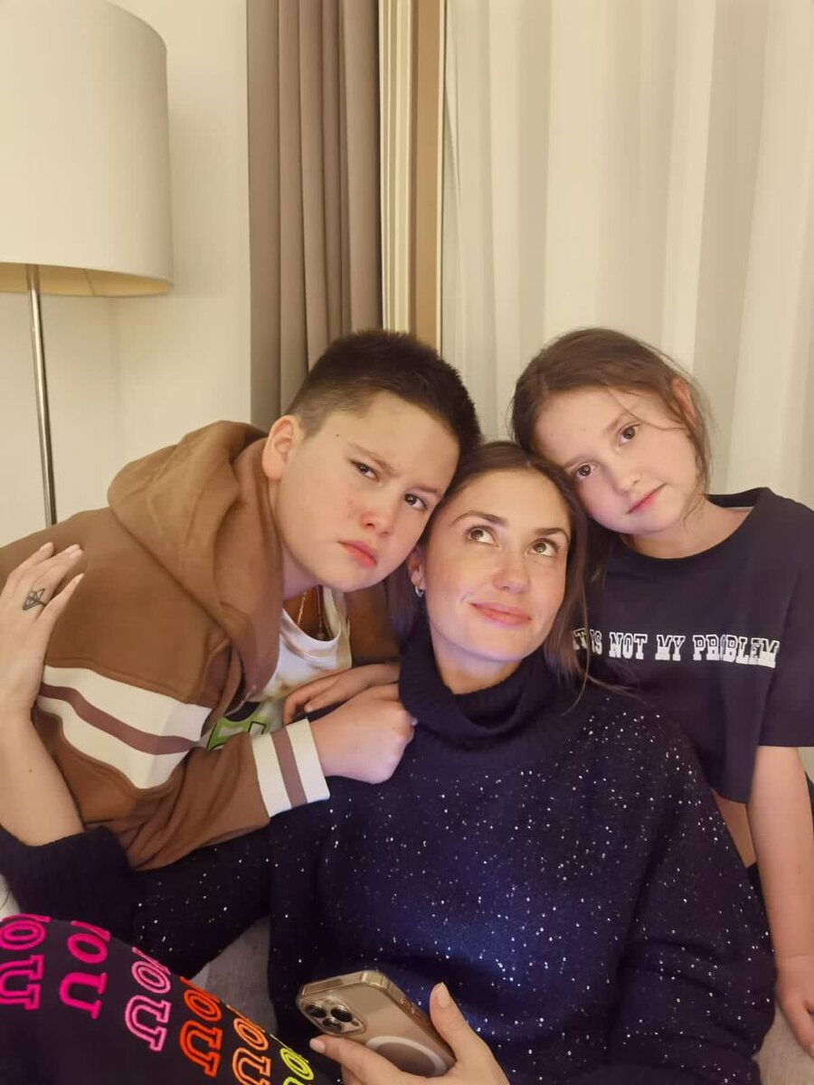 Агата Муцениеце с сыном Тимофеем и дочерью Мией. Фото: Telegram/@AgataMucenieceLife