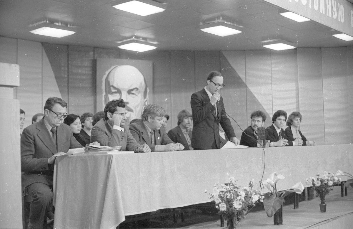 Выступает Бочкарёв Борис Дмитриевич – секретарь парткома РИЗа.