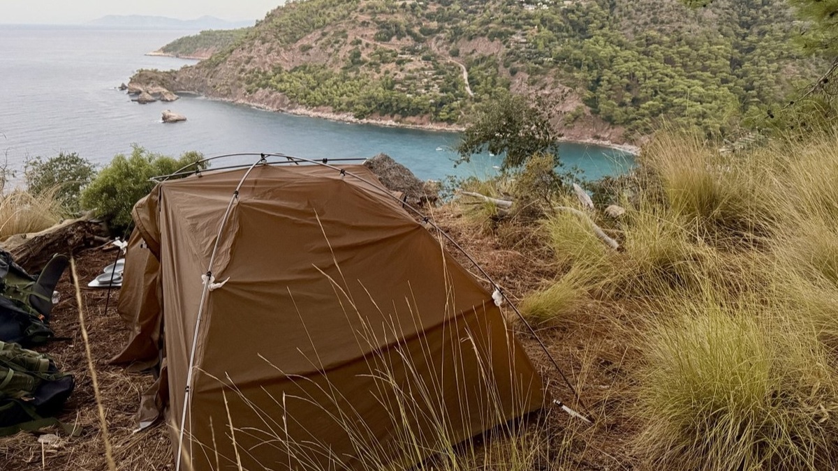 Наше место ночевки с видом на пляж Кабак