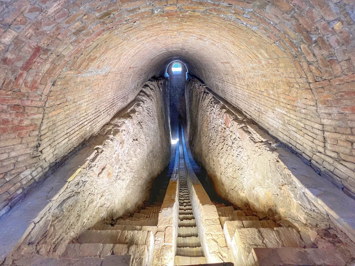 Каменная дуга в обсерватории Улугбека, Самарканд. Фото автора