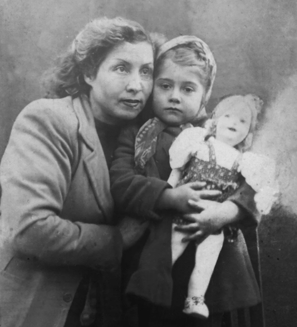 Ирина Мирошниченко с мамой / Википедия