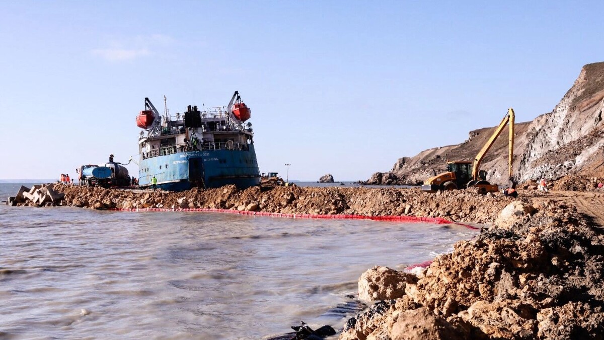 Мазут из затонувших обломков откачан не был. Фото: URA.RU/ТАСС