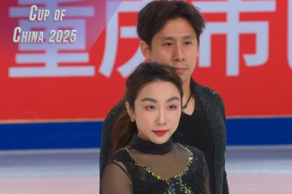    Cup of China 2025 — международный турнир по фигурному катанию, второй этап серии Гран-при сезона 2025/2026. Кадр видео