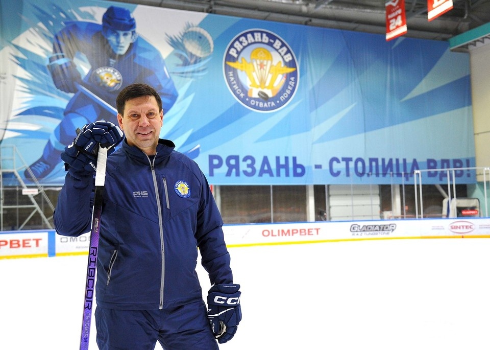    Новым главным тренером стал Павел Зубов.