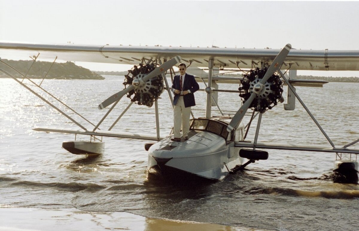 Говард Хьюз у гидроплана - кадр, символизирующий страсть героя к авиации и новым технологиям, (источник: kinopoisk.ru)