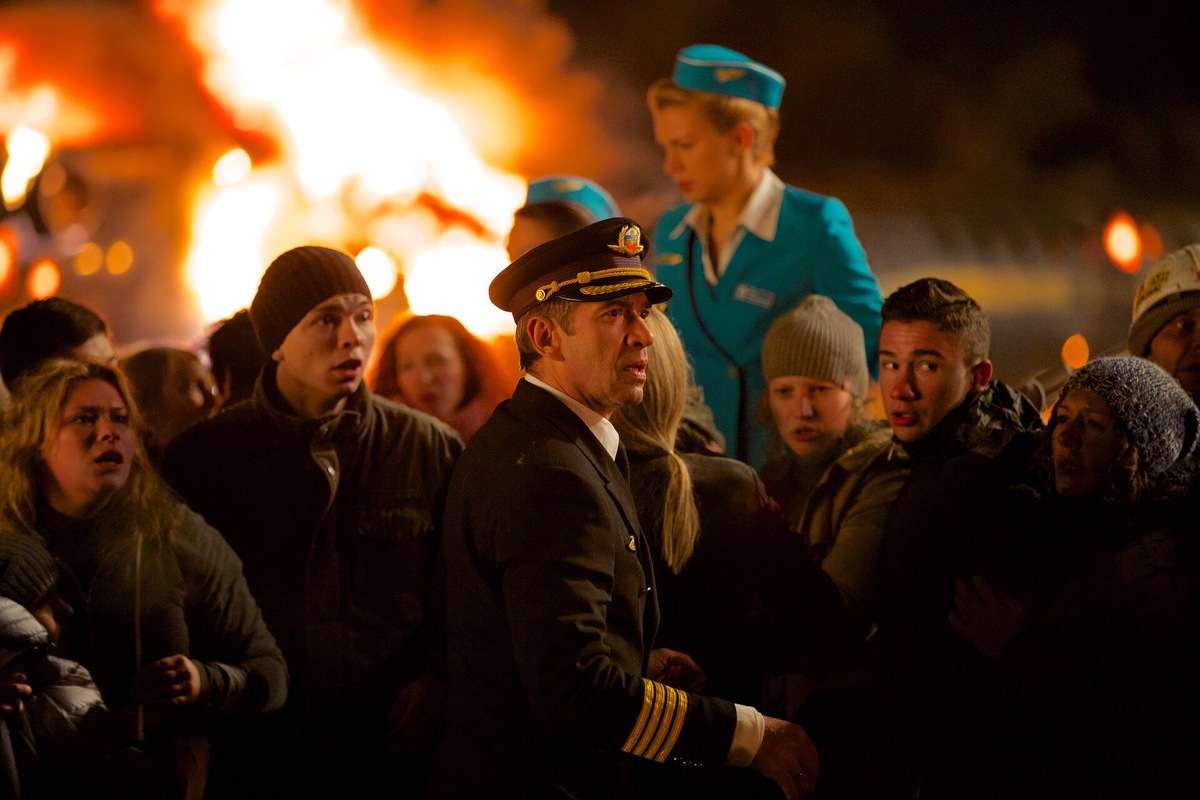 Герои в условиях катастрофы - борьба за жизнь и спокойствие пассажиров, (источник: kinopoisk.ru)