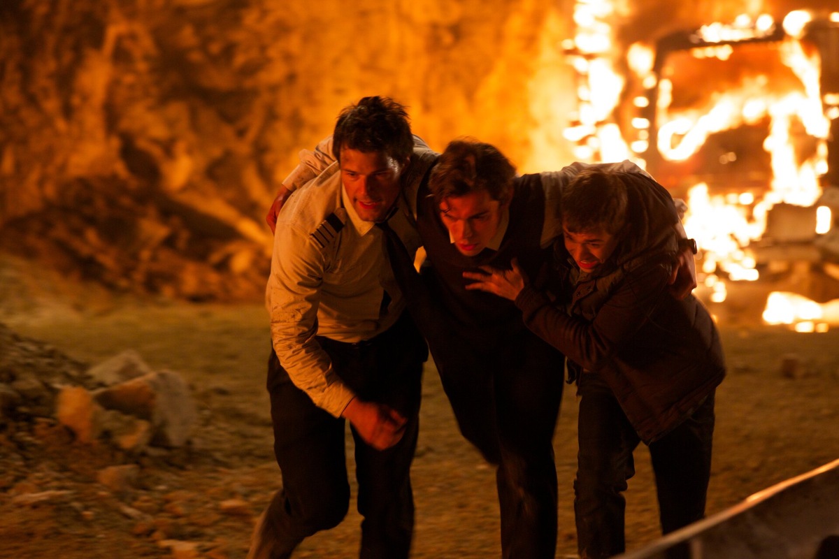 Пилоты помогают пассажирам выбраться из огня - момент героизма и самоотверженности, (источник: kinopoisk.ru)