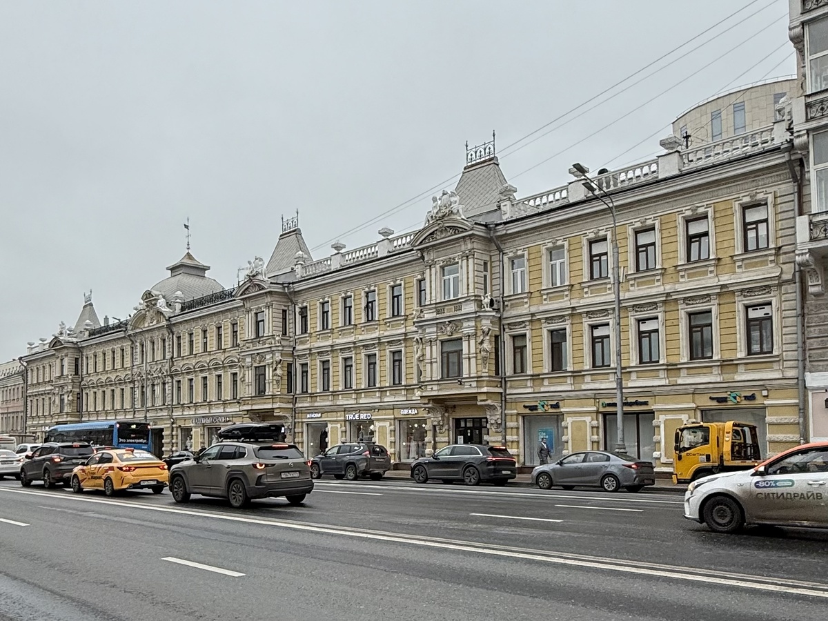 Фото автора канала. Доходный дом купца Камзолкина или Доходный дом братьев Фирсановых.