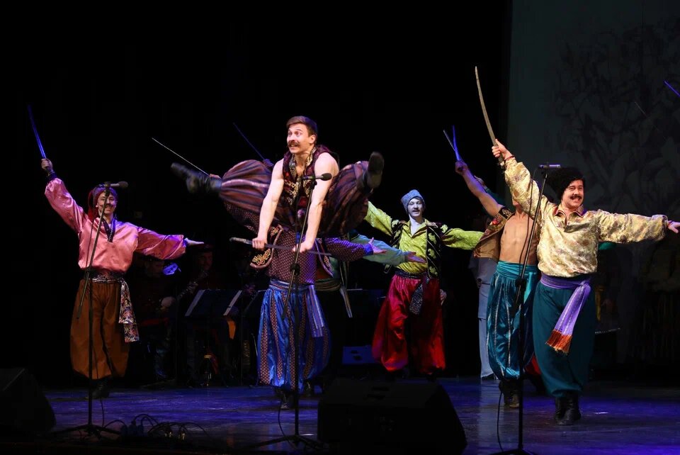 Как человек так может? Наверное самый эффектный танец был с шашками. И искрами от них летящими.  