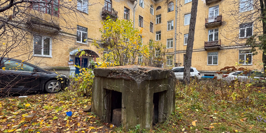 Гулял по Коломне. Увидел бетонный куб. Под ним — следы холодной войны