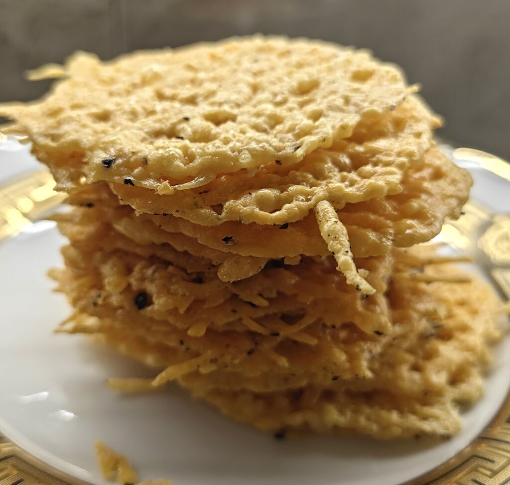 Как вам такая подача сырных хрустящих чипс.