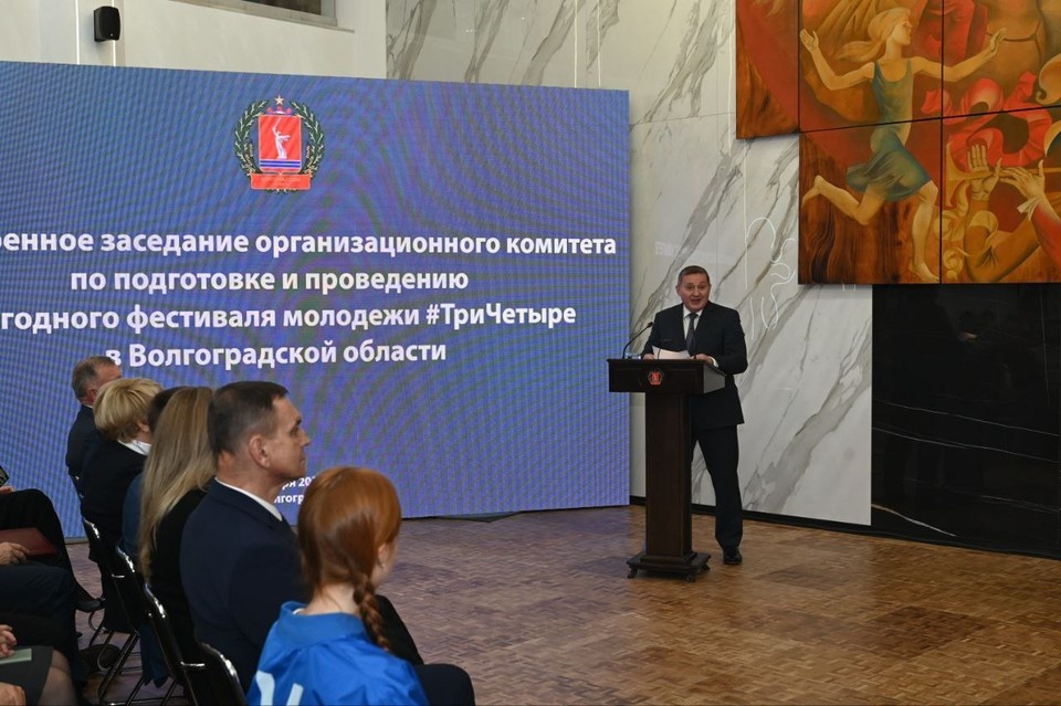  Встреча проходит в обновленном ТЮЗе. Геннадий БИСЕНОВ