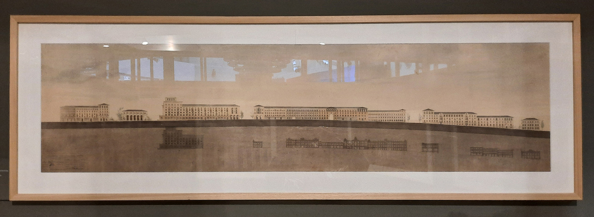 Г.П. Гольц, С.С. Райтман. Проект восстановления и реконструкции центра Смоленска. Проект застройки улицы Ленина. Развёртка. 1944-1946. Бумага, карандаш, акварель, тушь. Фотография экспозиции выставки «Архитектура памяти» в Смоленске. Октябрь 2025.