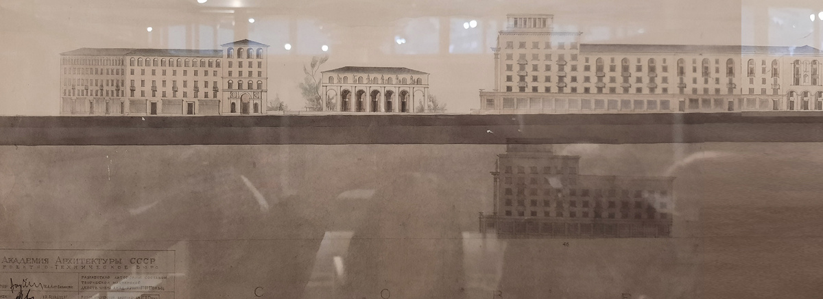 Гольц Г.П, Райтман С.С. Проект восстановления и реконструкции центра Смоленска. Проект застройки улицы Большая Советская. Развёртка. 1944-1946. Бумага, карандаш, акварель, тушь. Фрагмент. Государственный научно-исследовательский музей архитектуры имени А.В. Щусева. Фотография экспозиции выставки «Архитектура памяти» в Смоленске. Октябрь 2025.