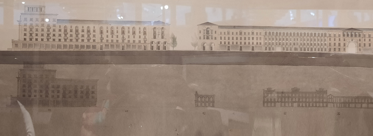 Гольц Г.П, Райтман С.С. Проект восстановления и реконструкции центра Смоленска. Проект застройки улицы Большая Советская. Развёртка. 1944-1946. Бумага, карандаш, акварель, тушь. Фрагмент. Государственный научно-исследовательский музей архитектуры имени А.В. Щусева. Фотография экспозиции выставки «Архитектура памяти» в Смоленске. Октябрь 2025.